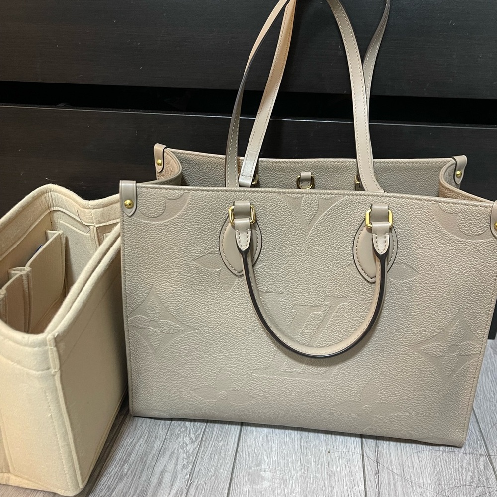 Louis Vuitton Onthego MM Tourterelle
